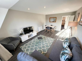 Urban Living's ~ Beautiful City Apartment with Private Parking